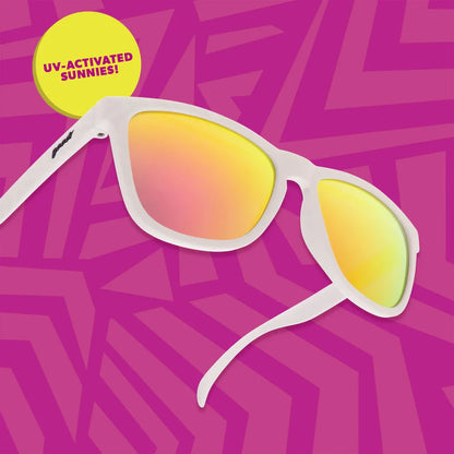 goodr Neon Is My Neutral. Limited edition solglasögon från goodr som skiftar färg i solen - från benvit till iögonfallande lila och syrligt gul. De rosa, spegelblanka linserna fulländar looken och ger dig både stil och funktion. Designade för medelstora ansikten. Polariserade linser. 