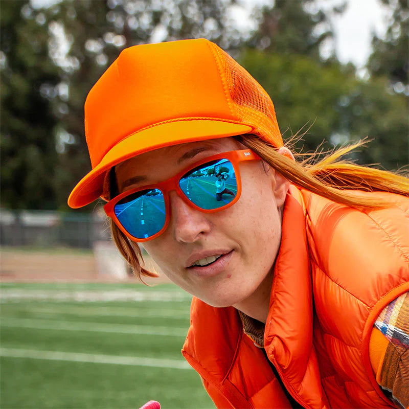 goodr Donkey Goggles. Orangea bågar med blått glas. Den speciella greppbeläggningen på bågen gör att brillorna sitter stabilt vid aktivitet. Dessutom är det polariserade UV400-linser som skyddar dig mot UV-A och UV-B strålning. 
