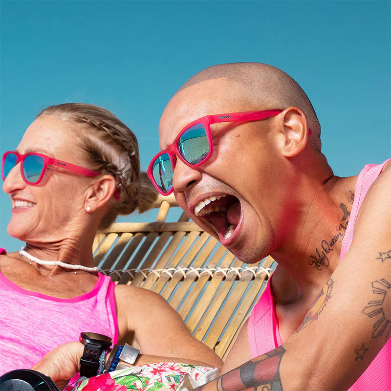 goodr Flamingos on a booze cruise. Rosa solglasögon med blå lins. Framställda för löpning och andra fartfyllda aktiviteter men också supersnygga som en färgklick till vardagsoutfiten!