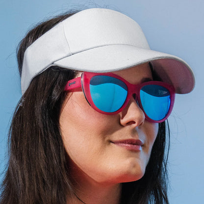goodr Flamingo Couture. Cat-eye solglasögon med rosa båge och en speglande blå lins. Speciell greppbeläggning som gör att glasen sitter stabilt utan en tung ram - vilket ger en väldigt låg vikt. De polariserade UV400-linserna skyddar dig mot UV-A och UV-B strålning. 