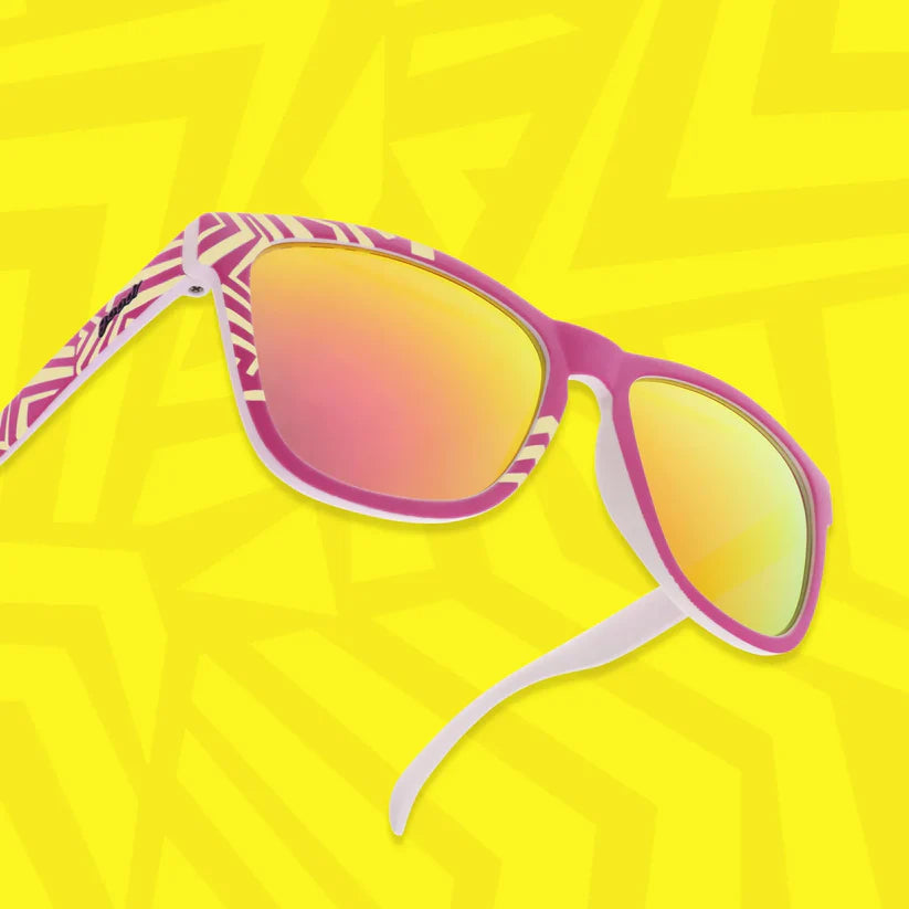 goodr Neon Is My Neutral. Limited edition solglasögon från goodr som skiftar färg i solen - från benvit till iögonfallande lila och syrligt gul. De rosa, spegelblanka linserna fulländar looken och ger dig både stil och funktion. Designade för medelstora ansikten. Polariserade linser. 