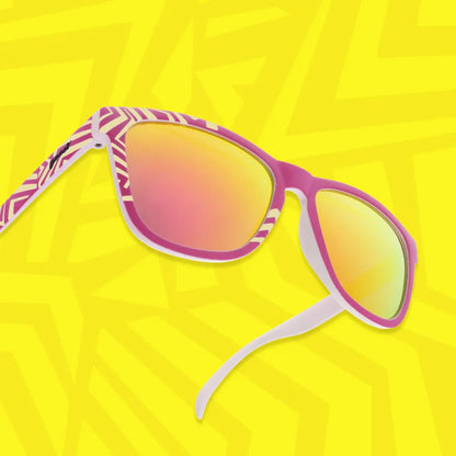 goodr Neon Is My Neutral. Limited edition solglasögon från goodr som skiftar färg i solen - från benvit till iögonfallande lila och syrligt gul. De rosa, spegelblanka linserna fulländar looken och ger dig både stil och funktion. Designade för medelstora ansikten. Polariserade linser. 