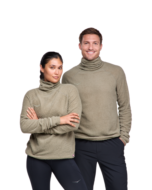 Supermjuk fleece med en flexibel polo-design, handvärmar-muddar och dragsko vid höften för perfekt passform och komfort.