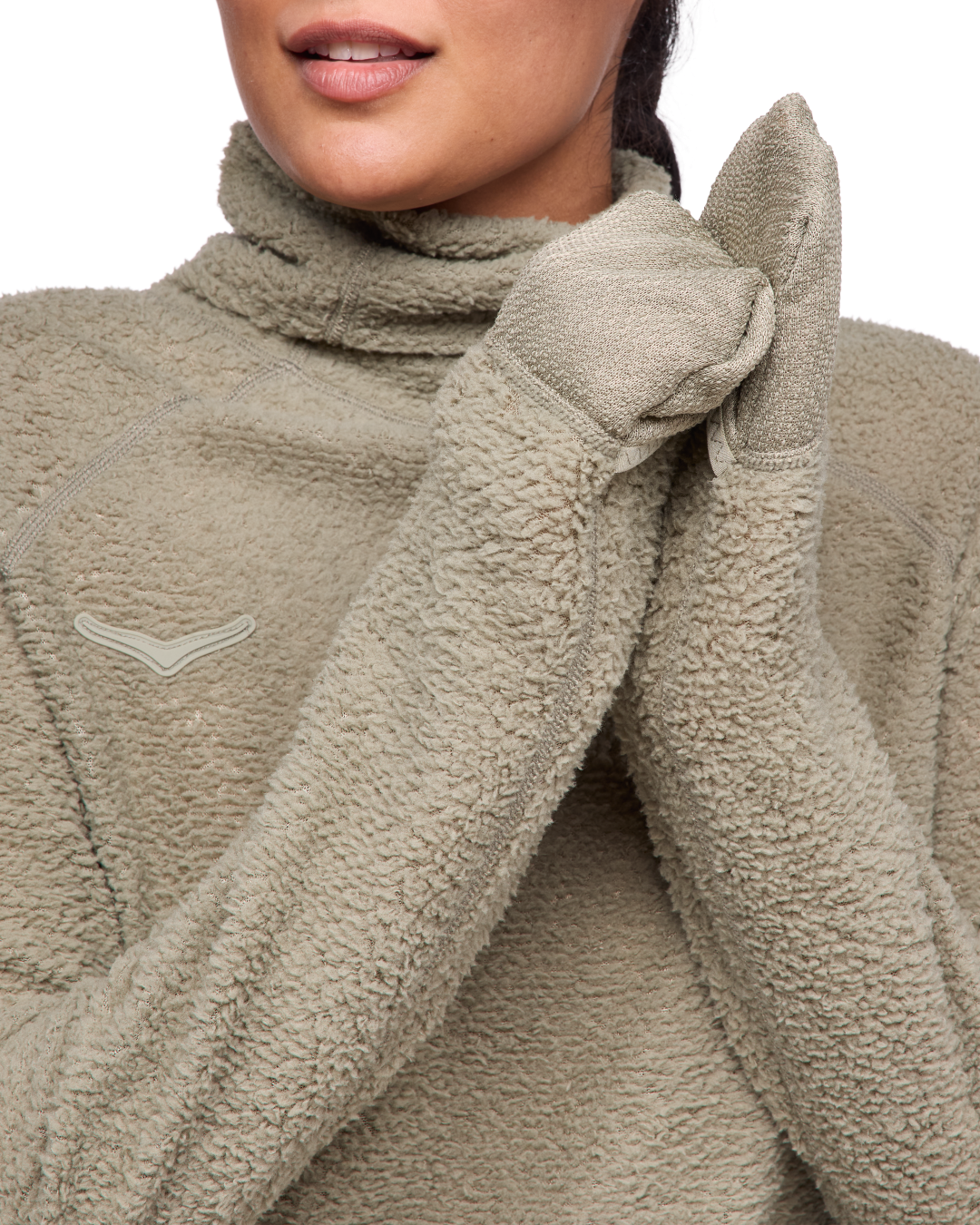 Supermjuk fleece med en flexibel polo-design, handvärmar-muddar och dragsko vid höften för perfekt passform och komfort.