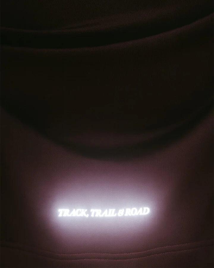 YMR Åsunden Ladies Funnel Neck Maroon. Mångsidig och mjuk tröja i rödbrun nyans med beige inuti den höga kragen och på logotyp på bröstet. Dragsko i både kragen och i midjan för justerbar passform. Reflexdetalj på nedre delen av ryggen. 