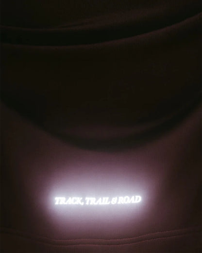 YMR Åsunden Ladies Funnel Neck Maroon. Mångsidig och mjuk tröja i rödbrun nyans med beige inuti den höga kragen och på logotyp på bröstet. Dragsko i både kragen och i midjan för justerbar passform. Reflexdetalj på nedre delen av ryggen. 