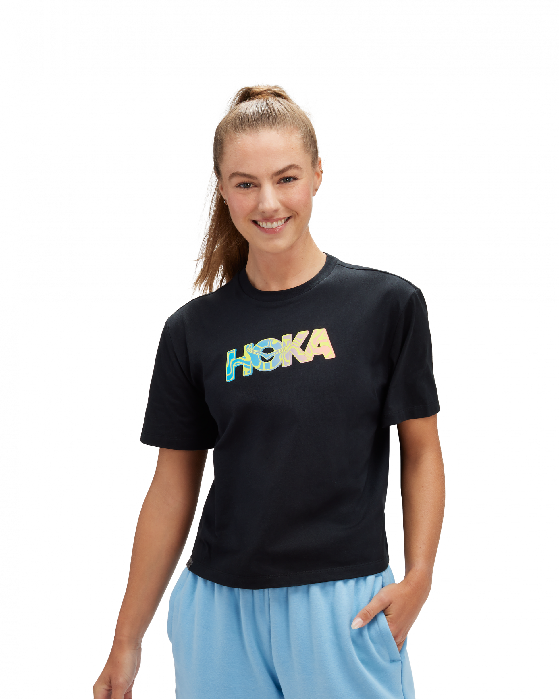 Mjuk avslappnad T-shirt i 100% bomull. Svart med multifärgad logga på bröstet.