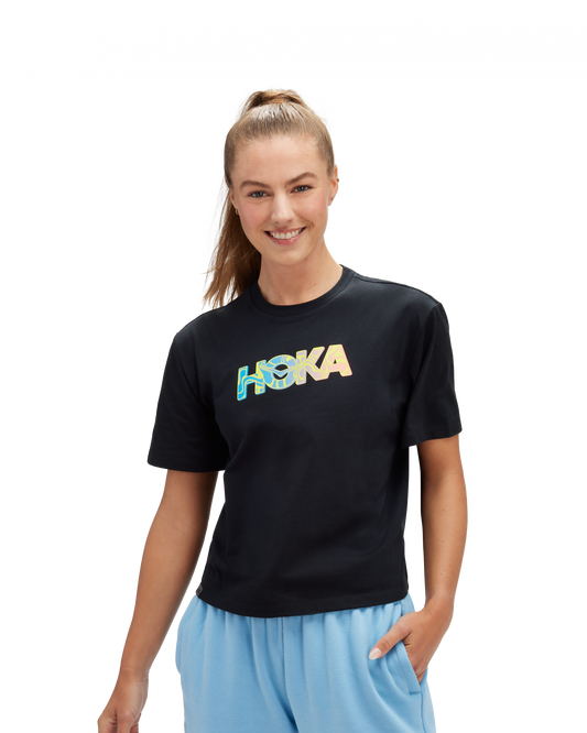 Mjuk avslappnad T-shirt i 100% bomull. Svart med multifärgad logga på bröstet.