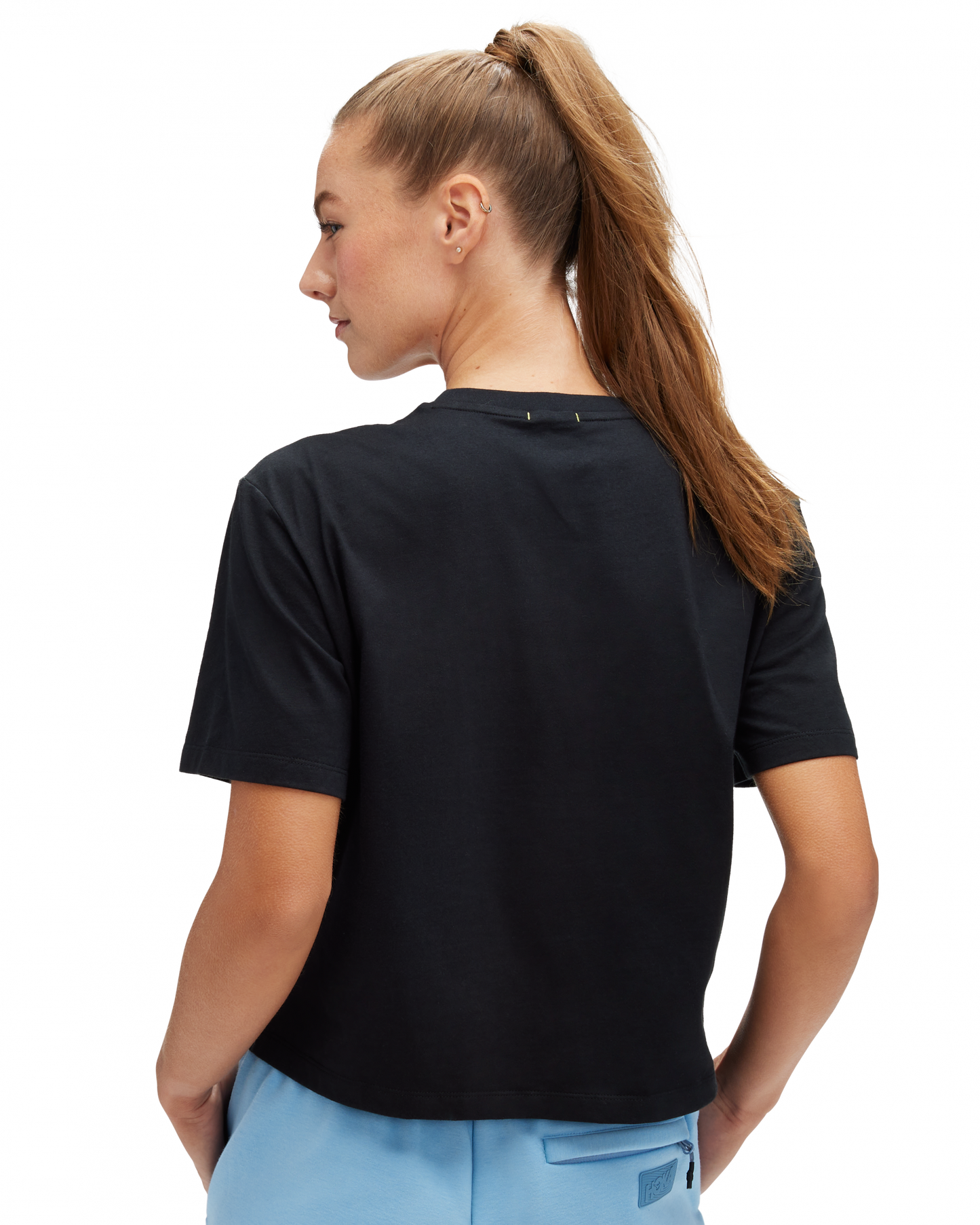 Mjuk avslappnad T-shirt i 100% bomull. Svart med multifärgad logga på bröstet.