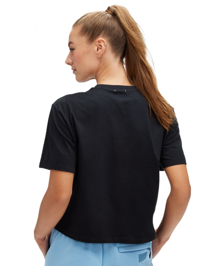 Mjuk avslappnad T-shirt i 100% bomull. Svart med multifärgad logga på bröstet.