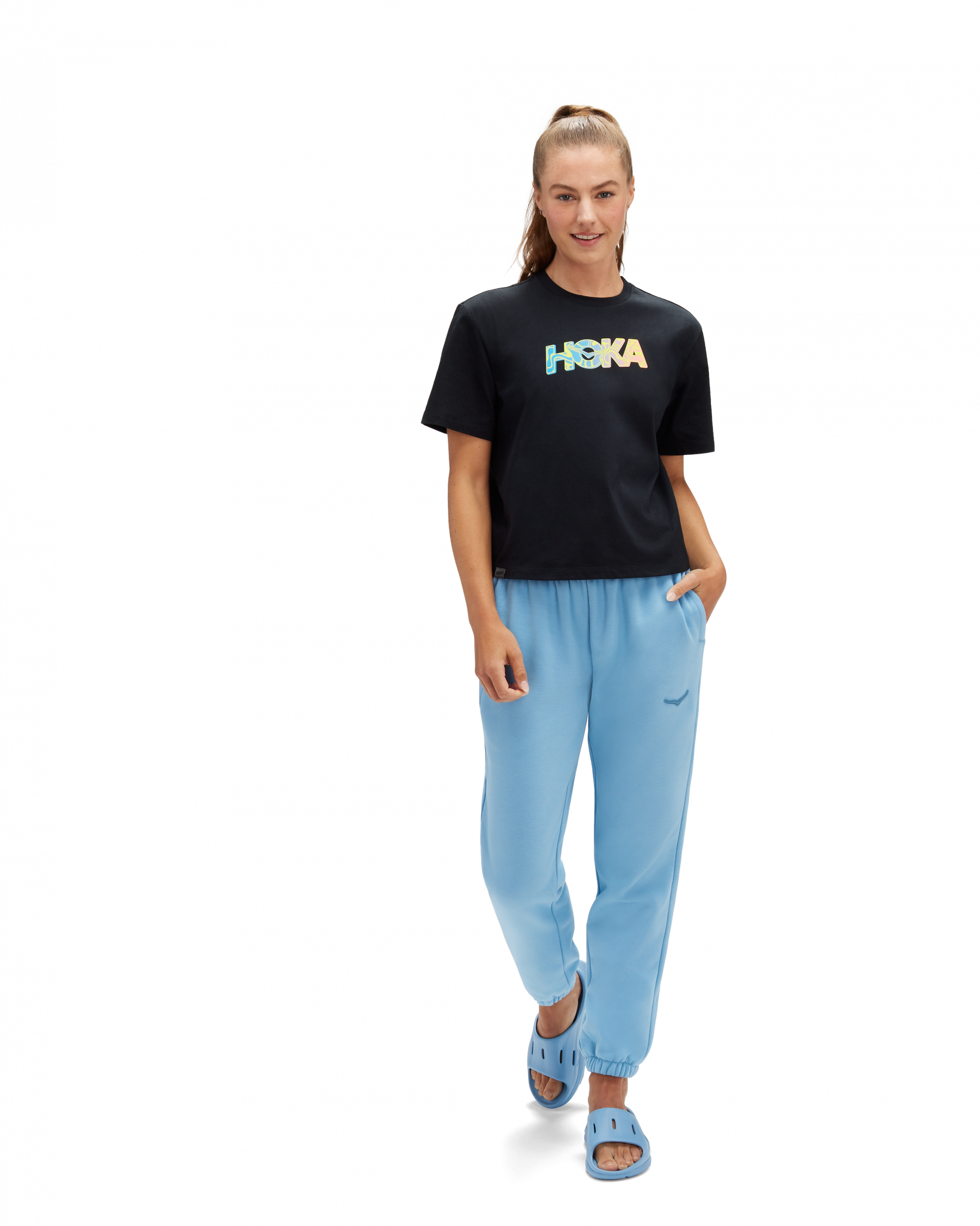Mjuk avslappnad T-shirt i 100% bomull. Svart med multifärgad logga på bröstet.