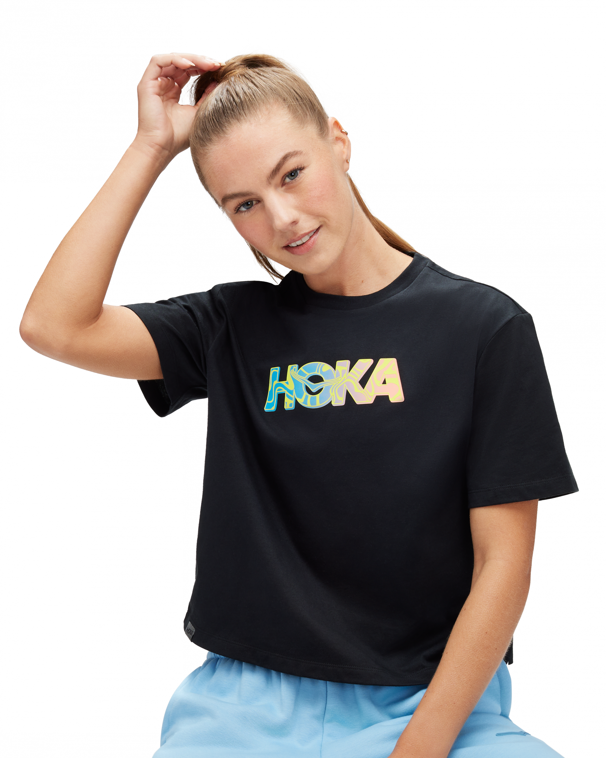 Mjuk avslappnad T-shirt i 100% bomull. Svart med multifärgad logga på bröstet.