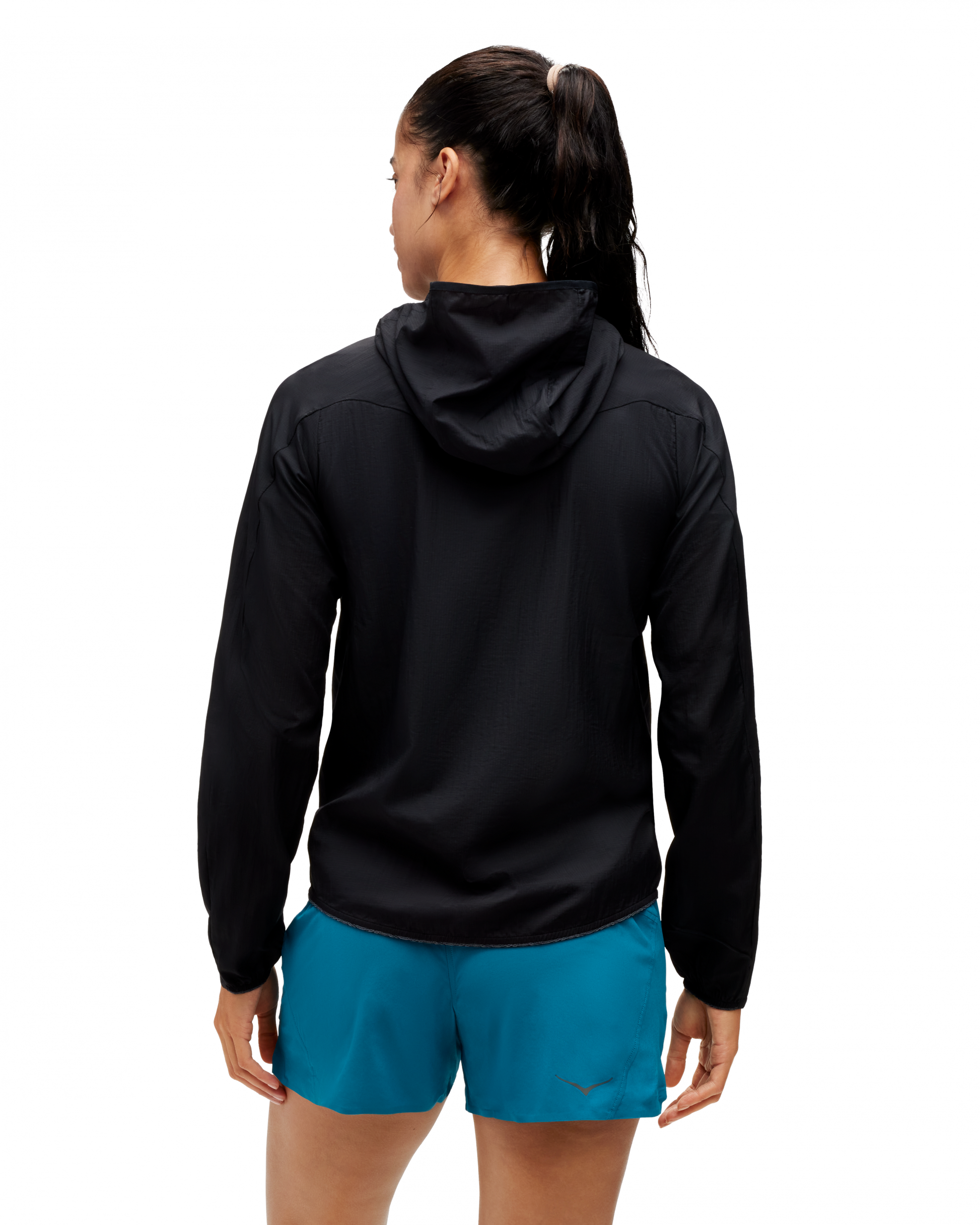 Hoka W Skyflow jacket i svart, ultralätt löparjacka som inte prasslar.  Hos Hoka specialisterna i Sverige.