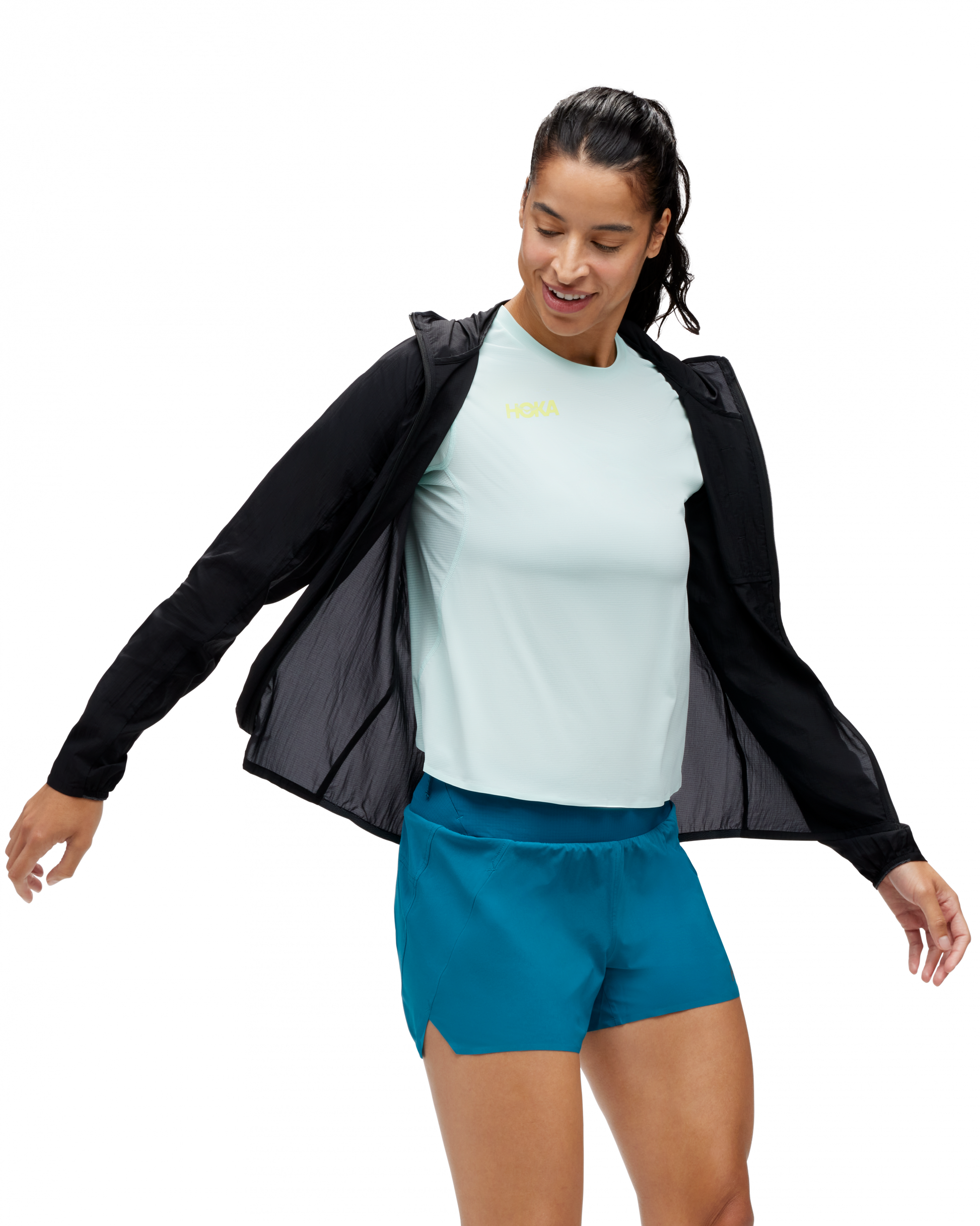 Hoka W Skyflow jacket i svart, ultralätt löparjacka som inte prasslar.  Hos Hoka specialisterna i Sverige.
