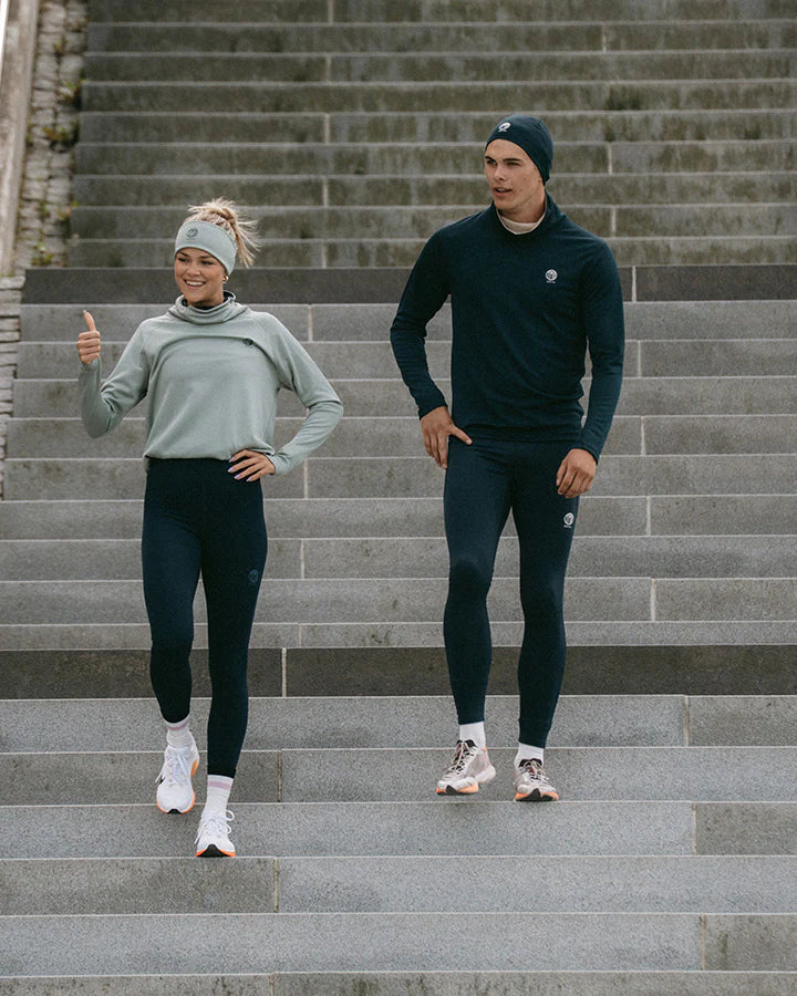 YMR Åsunden Ladies Funnel Neck Mint. Ljusgrön mångsidig och mjuk tröja med mörkblått inuti den höga kragen och på logotyp på bröstet. Dragsko i både kragen och i midjan för justerbar passform. Reflexdetalj på nedre delen av ryggen. 