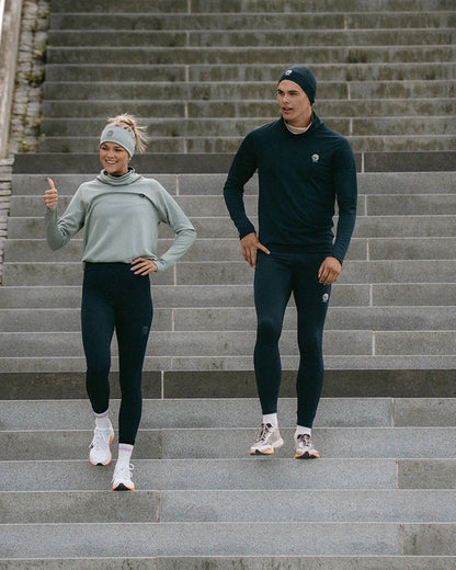 YMR Åsunden Men's Funnel Neck Navy. Mångsidig och mjuk tröja i marinblått med beige inuti den höga kragen och på logotyp på bröstet. Dragsko i både kragen för justerbar passform. Reflexdetalj på nedre delen av ryggen. 