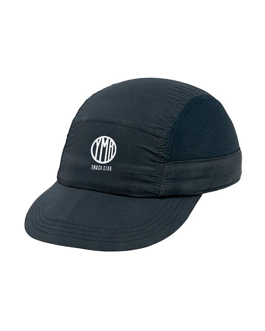 YMR Bäckaryd Performance Cap. Marinblå keps med meshpaneler på sidorna. Logotyp YMR Track Club framtill och text bak "TRACK, TRAIL & ROAD" i vita reflexdetaljer. 