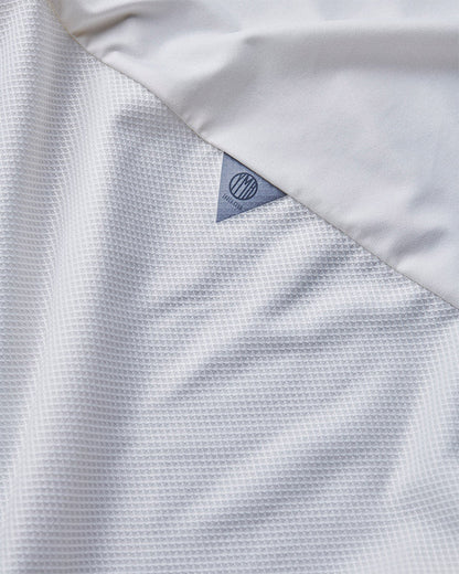 Off-white tshirt med marinblått print på vänster bröst. Reflexdetalj på ryggen. Mesh för god ventilation, solid tyg över axlarna för extra hållbarhet. 