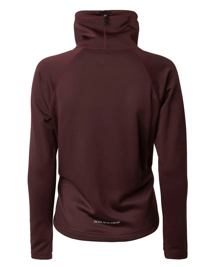 YMR Åsunden Ladies Funnel Neck Maroon. Mångsidig och mjuk tröja i rödbrun nyans med beige inuti den höga kragen och på logotyp på bröstet. Dragsko i både kragen och i midjan för justerbar passform. Reflexdetalj på nedre delen av ryggen. 