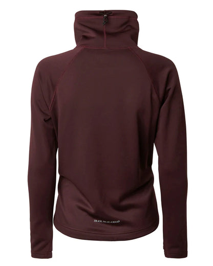 YMR Åsunden Ladies Funnel Neck Maroon. Mångsidig och mjuk tröja i rödbrun nyans med beige inuti den höga kragen och på logotyp på bröstet. Dragsko i både kragen och i midjan för justerbar passform. Reflexdetalj på nedre delen av ryggen. 