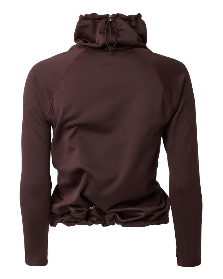 YMR Åsunden Ladies Funnel Neck Maroon. Mångsidig och mjuk tröja i rödbrun nyans med beige inuti den höga kragen och på logotyp på bröstet. Dragsko i både kragen och i midjan för justerbar passform. Reflexdetalj på nedre delen av ryggen. 