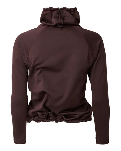 YMR Åsunden Ladies Funnel Neck Maroon. Mångsidig och mjuk tröja i rödbrun nyans med beige inuti den höga kragen och på logotyp på bröstet. Dragsko i både kragen och i midjan för justerbar passform. Reflexdetalj på nedre delen av ryggen. 