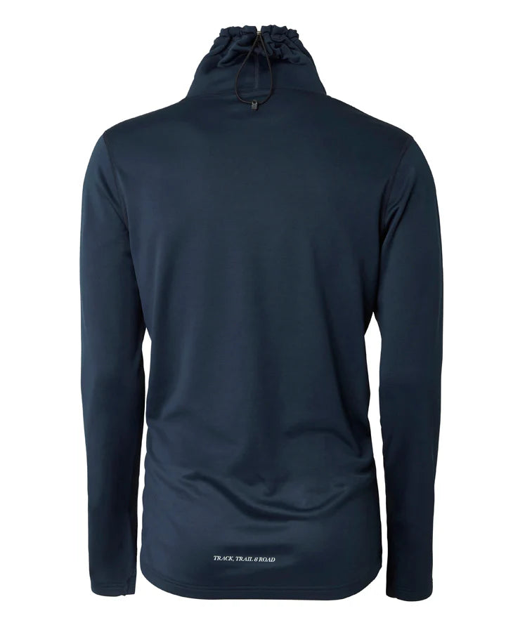 YMR Åsunden Men's Funnel Neck Navy. Mångsidig och mjuk tröja i marinblått med beige inuti den höga kragen och på logotyp på bröstet. Dragsko i både kragen för justerbar passform. Reflexdetalj på nedre delen av ryggen. 