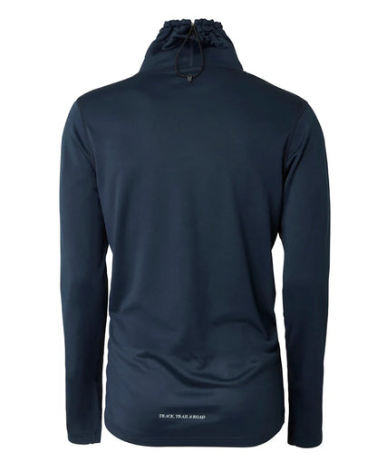 YMR Åsunden Men's Funnel Neck Navy. Mångsidig och mjuk tröja i marinblått med beige inuti den höga kragen och på logotyp på bröstet. Dragsko i både kragen för justerbar passform. Reflexdetalj på nedre delen av ryggen. 