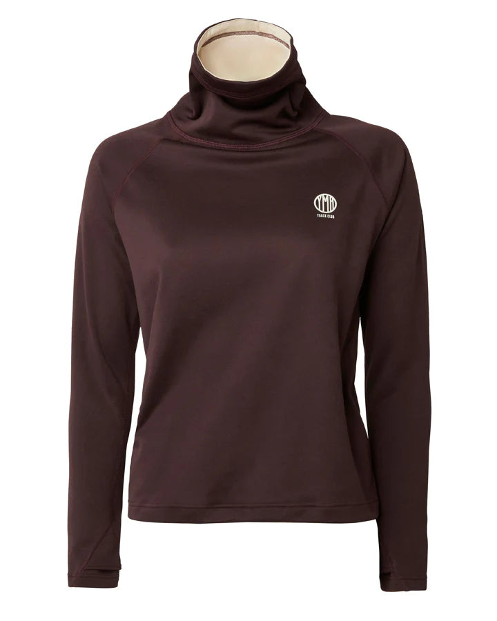 YMR Åsunden Ladies Funnel Neck Maroon. Mångsidig och mjuk tröja i rödbrun nyans med beige inuti den höga kragen och på logotyp på bröstet. Dragsko i både kragen och i midjan för justerbar passform. Reflexdetalj på nedre delen av ryggen. 