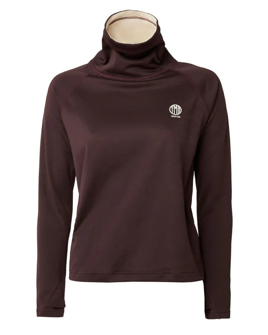 YMR Åsunden Ladies Funnel Neck Maroon. Mångsidig och mjuk tröja i rödbrun nyans med beige inuti den höga kragen och på logotyp på bröstet. Dragsko i både kragen och i midjan för justerbar passform. Reflexdetalj på nedre delen av ryggen. 
