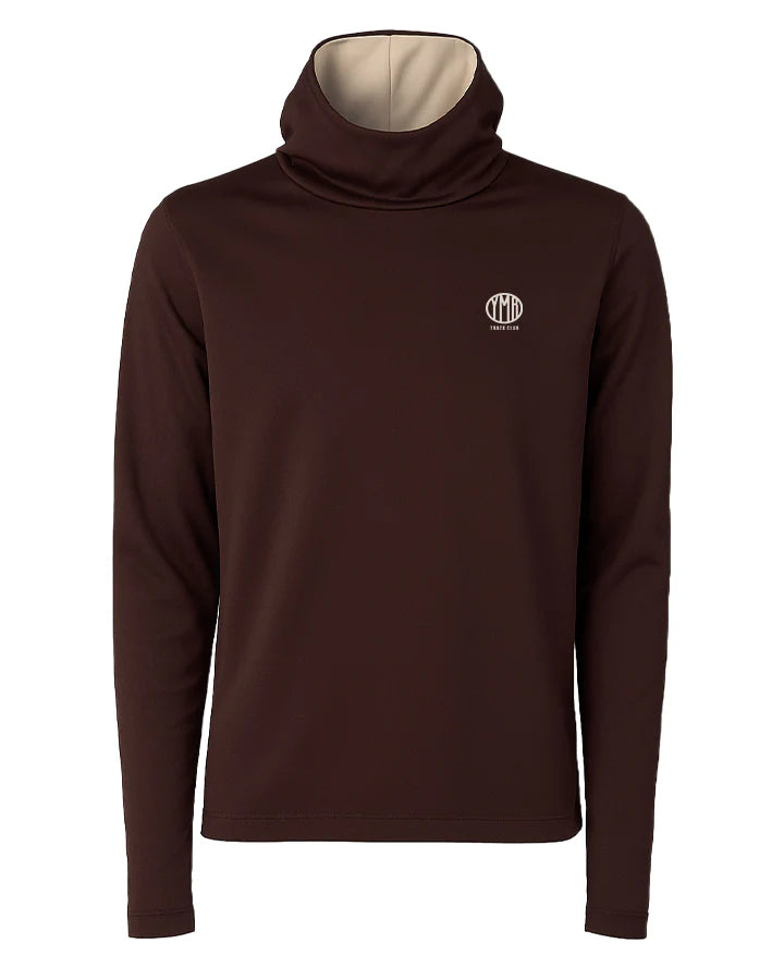 YMR Åsunden Men's Hoodie. Hoodie i rödbrun nyans med beige kontrastfärg på insidan av luvan och på loggan på bröstet. Huva med hög krage och tumöppningar i ärmsluten. Tight, sportig passform. 