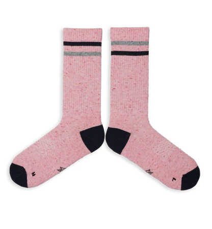 Incylence Lifestyle kollektion. En mjuk och härlig strumpa att bära till vardags och slappa dagar. Denna modell i rosa färg med svarta detaljer. Köp hos oss i Sverige idag!