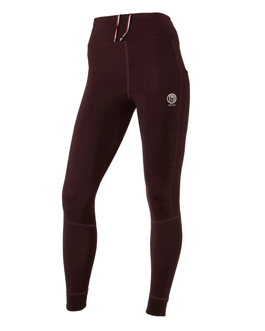 Fodrade tights i vinrött. Det borstade innertyget ger en mjuk och behaglig känsla mot huden samtidigt som det håller värmen effektivt. Den kroppsnära passformen med strategiskt placerade sömmar ger maximal rörelsefrihet. Midjan har både resår och snörning för en säker passform, och fickor på båda benen. Logga på benets framsida samt i nederkant baksida.