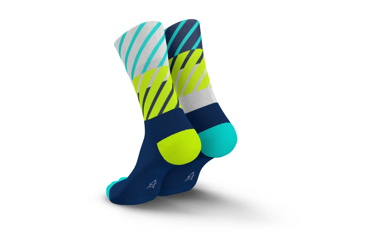 Incylence Running Diagonals Navy Canary. Löparstrumpa med perfekt passform. Blå i grunden med fräska detaljer i turkos, vitt och nylon/gult.