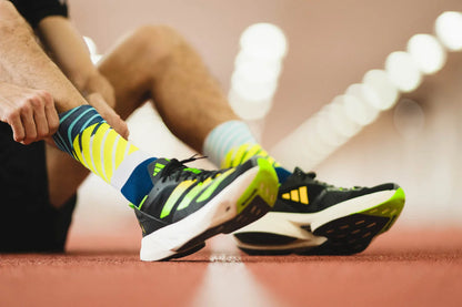 Incylence Running Diagonals Navy Canary. Löparstrumpa med perfekt passform. Blå i grunden med fräska detaljer i turkos, vitt och nylon/gult.