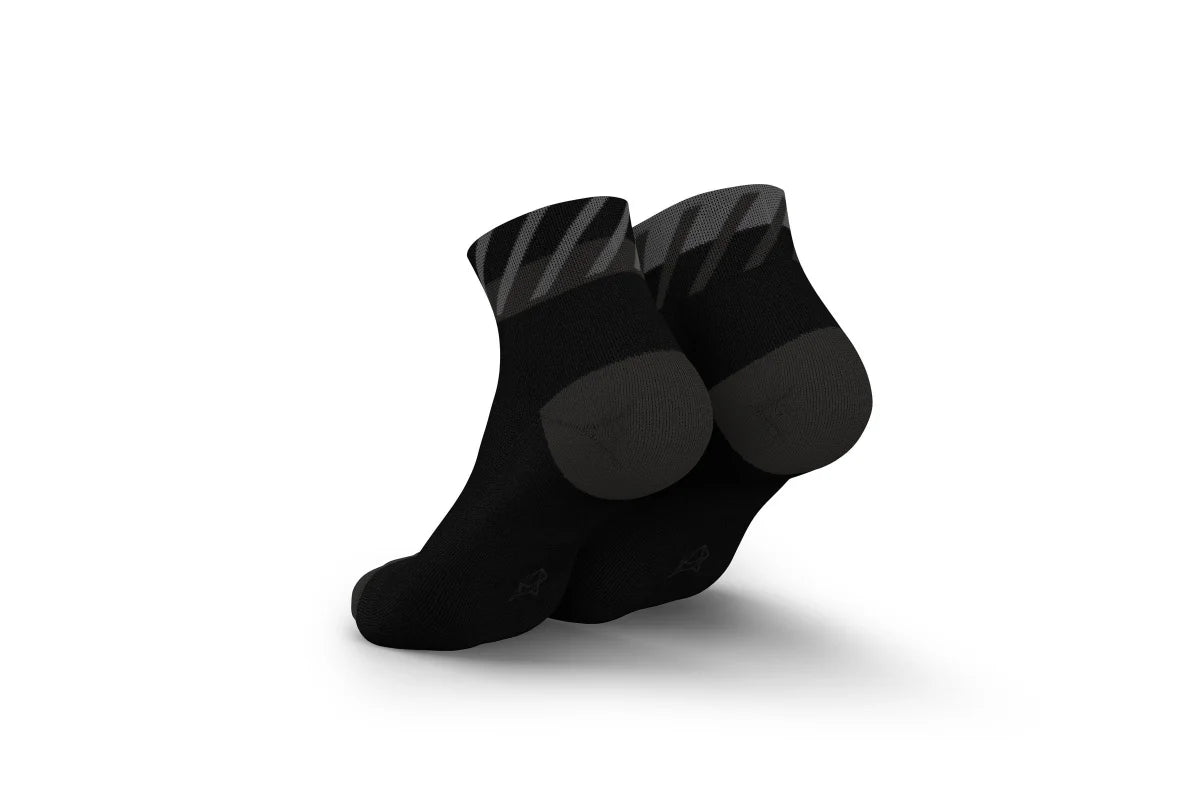 Incylence Running Disrupts Short Black. Längre löparstrumpa i svart färg med grå detalj.