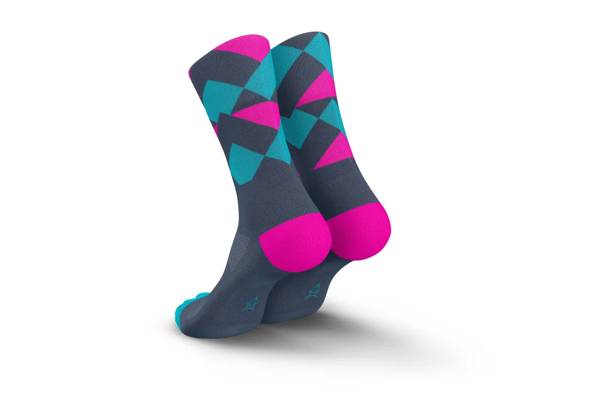 Incylence Running Peaks Zucchero Cyan. Lila löparstrumpa med turkos och rosa detaljer.