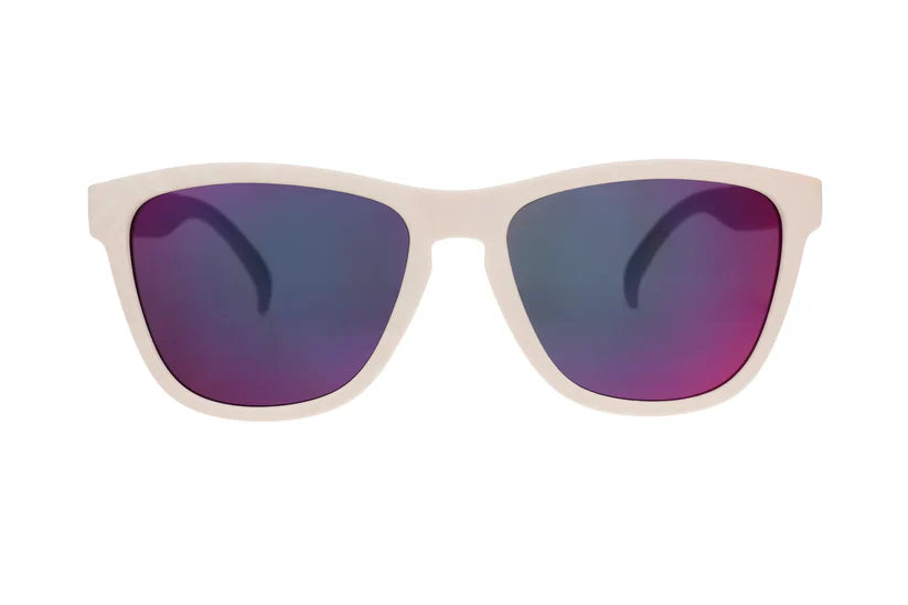 goodr Neon Is My Neutral. Limited edition solglasögon från goodr som skiftar färg i solen - från benvit till iögonfallande lila och syrligt gul. De rosa, spegelblanka linserna fulländar looken och ger dig både stil och funktion. Designade för medelstora ansikten. Polariserade linser. 