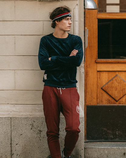 Marinblå sweatshirt i plysch. Unisexplagg med avslappnad passform.  Satinetikett på höger sida. 