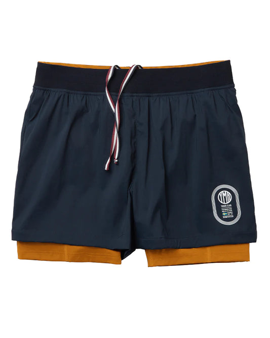 Marinblå 2-1 shorts med ett ytterlager av lätt funktionsmaterial. Under finns ett par gula kompressionstights med sidfickor på båda benen. Vit logotyp på framsidan, vänster ben. Midjebandet säkras med invändig snörning. 