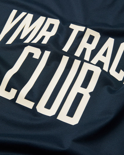Lättviktigt träningslinne för kvinnor. Marinblått med logotyp i off-white "YMR TRACK CLUB". Rymlig passform för optimal rörelsefrihet. 