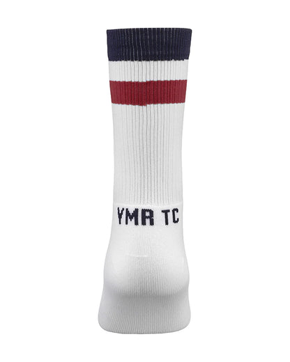 YMR Åsunden Mid Crew Socks. Vita strumpor med en röd och en blå rand upptill. Text "YMR TC" ovanför hälen. Extra vaddering under foten och vid hälen för ökad komfort och slitstyrka vid löpning eller annan fysisk aktivitet.
