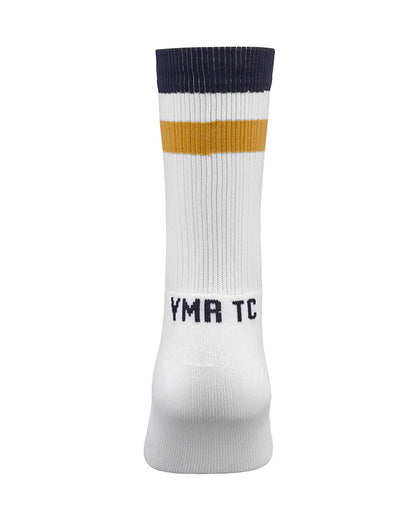 Vita strumpor med en gul och en blå rand upptill. Text "YMR TC" ovanför hälen. Extra vaddering under foten och vid hälen för ökad komfort och slitstyrka vid löpning eller annan fysisk aktivitet.