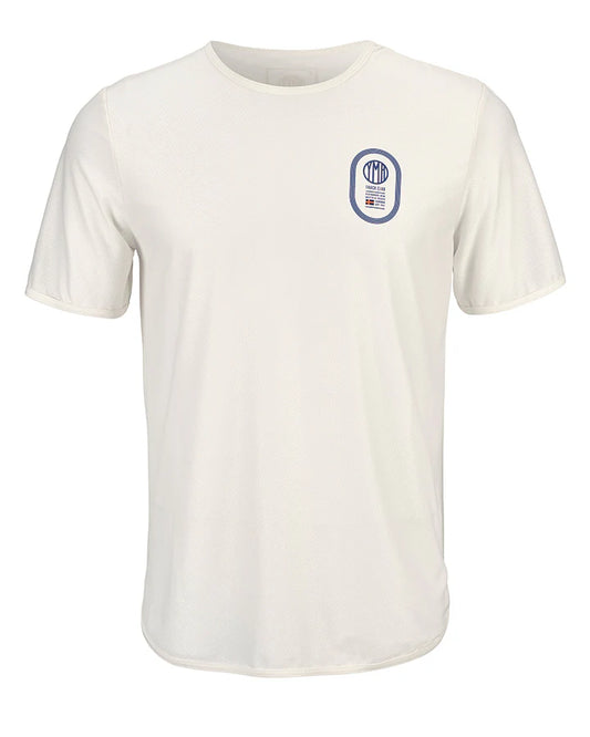 Off-white tshirt med marinblått print på vänster bröst. Reflexdetalj på ryggen. Mesh för god ventilation, solid tyg över axlarna för extra hållbarhet. 