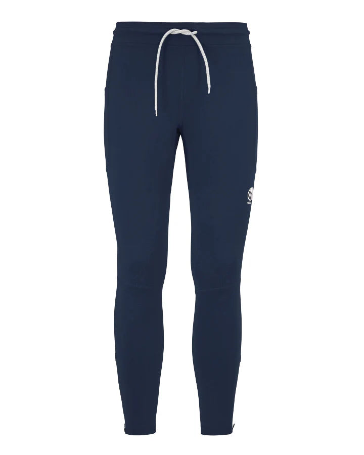  Marinblå löpartights för herr. Det mjuka, följsamma tyget i italiensk polyamid med medium kompression formar sig efter kroppen och hjälper till att minska muskeltrötthet.
Två fickor på benen, bred midja med snörning.
Stilren Logga i vitt på framsida låret.