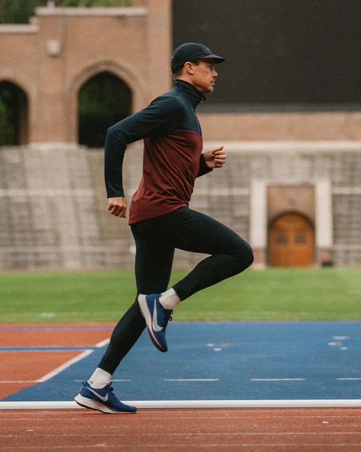  Marinblå löpartights för herr. Det mjuka, följsamma tyget i italiensk polyamid med medium kompression formar sig efter kroppen och hjälper till att minska muskeltrötthet.
Två fickor på benen, bred midja med snörning.
Stilren Logga i vitt på framsida låret.