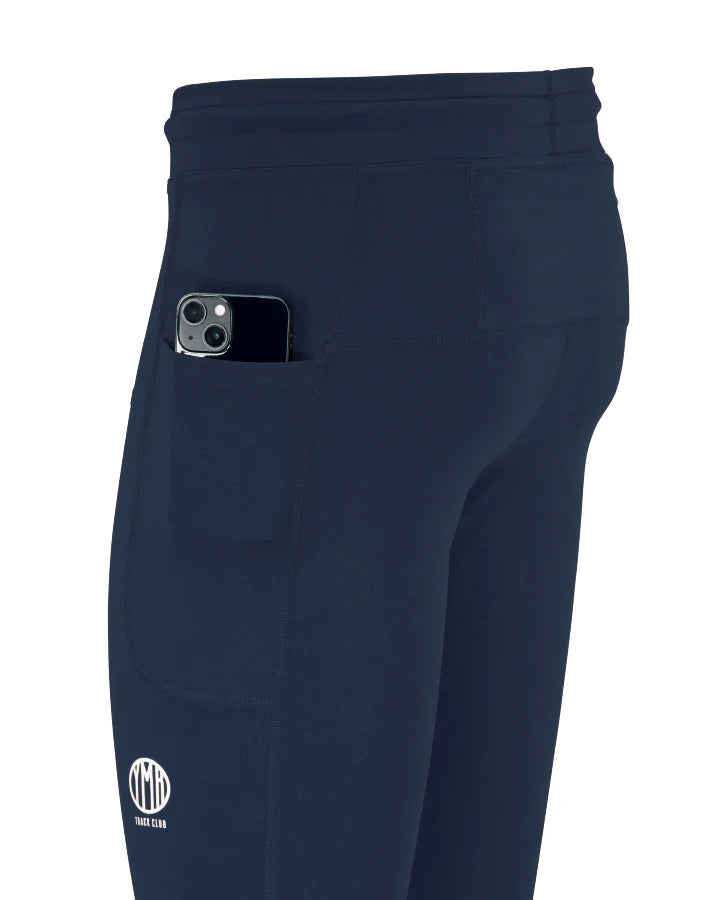  Marinblå löpartights för herr. Det mjuka, följsamma tyget i italiensk polyamid med medium kompression formar sig efter kroppen och hjälper till att minska muskeltrötthet.
Två fickor på benen, bred midja med snörning.
Stilren Logga i vitt på framsida låret.