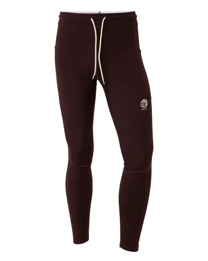 Fodrade tights för herr i vinrött. Det borstade innertyget ger en mjuk och behaglig känsla mot huden samtidigt som det håller värmen effektivt. Den kroppsnära passformen med strategiskt placerade sömmar ger maximal rörelsefrihet. Midjan har både resår och snörning för en säker passform, och fickor på båda benen. Logga på benets framsida samt i nederkant baksida.