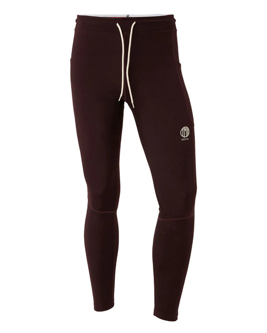 Fodrade tights för herr i vinrött. Det borstade innertyget ger en mjuk och behaglig känsla mot huden samtidigt som det håller värmen effektivt. Den kroppsnära passformen med strategiskt placerade sömmar ger maximal rörelsefrihet. Midjan har både resår och snörning för en säker passform, och fickor på båda benen. Logga på benets framsida samt i nederkant baksida.