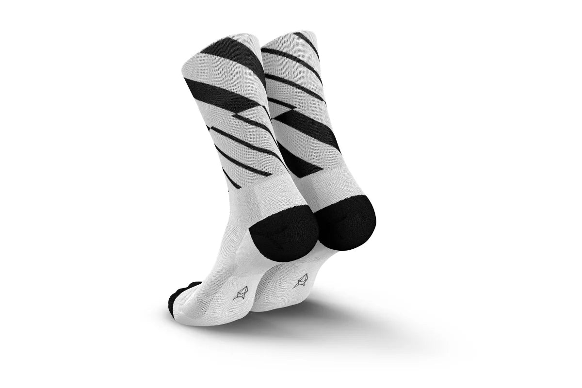 Incylence Ultralight Angles White. Vit och svart löparstrumpa med perfekt passform.